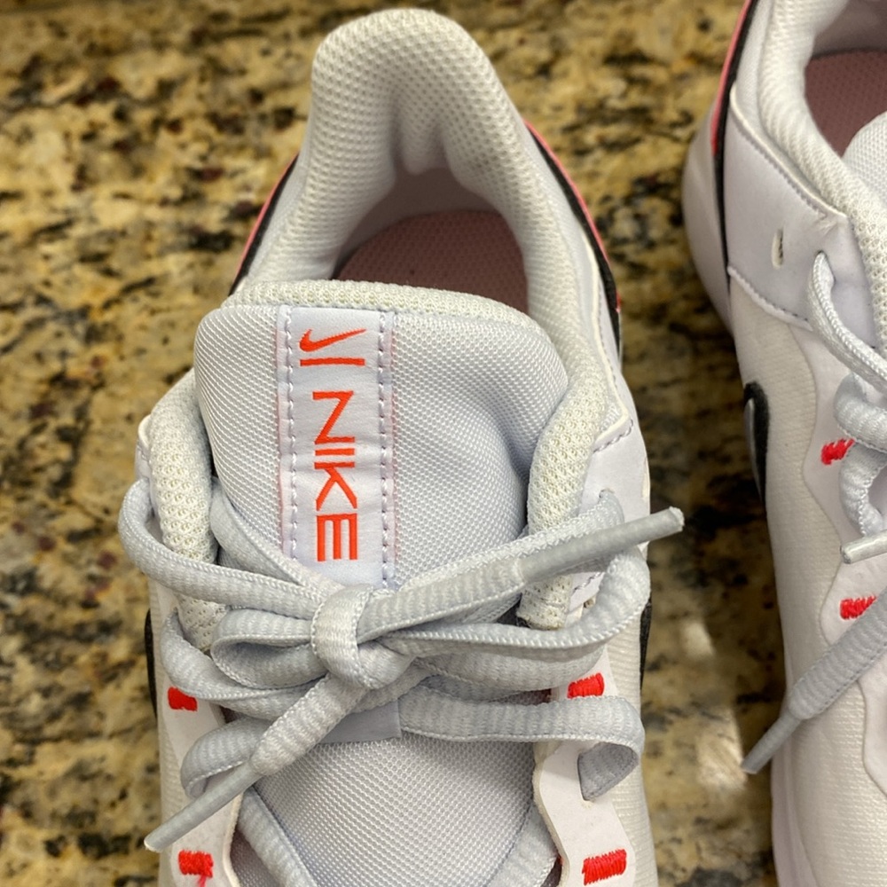 Nike gym shoes size  7.5 - Picture 3 of 7